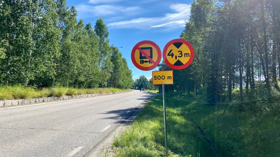 Trafikverket har satt upp nya skyltar på Bergnäset som visar att det numera är förbjudet att transportera farligt gods över Bergnäsbron och hela vägen till Malmuddsviadukten. 