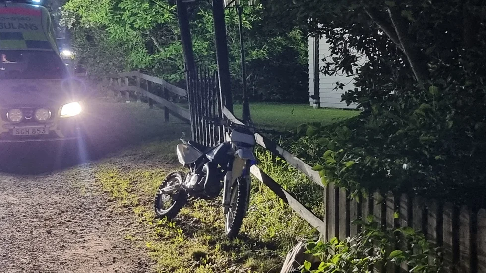Sent på måndagskvällen körde en motorcykel utan belysning in i en stillastående bil.