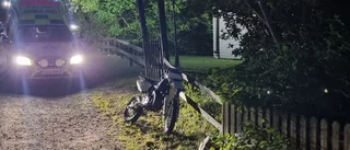 Motorcyklist körde in i stillastående bil – misstänks ha kört drogpåverkad