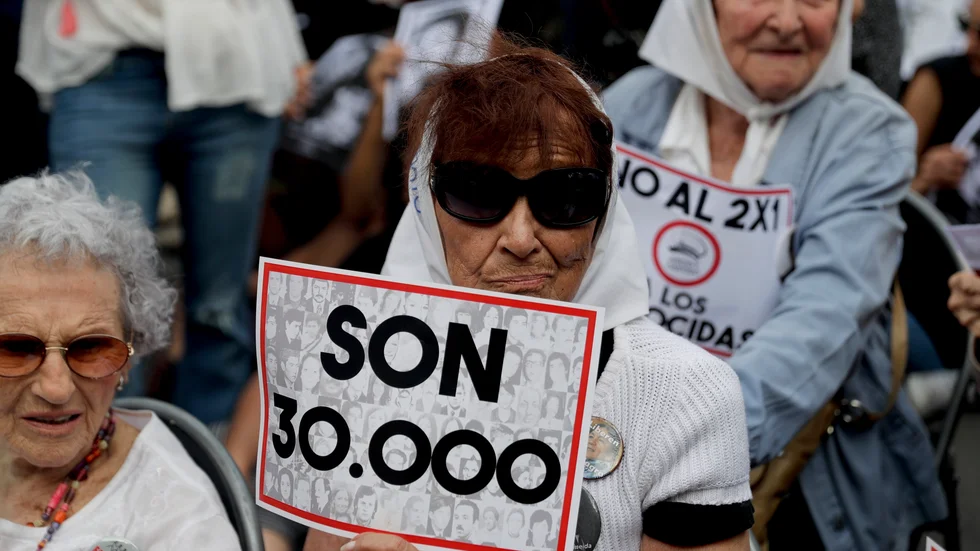 "De är 30|000". En demonstrerande kvinna belyser hur många det är som försvann under diktaturåren i Argentina, utanför en rättegång som hölls i Buenos Aires 2017. Arkivbild.