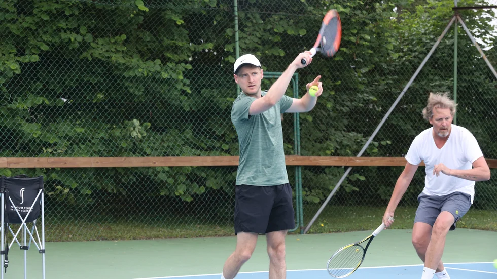 Max Lövenheim tränar tennisspelare på alla nivåer. 