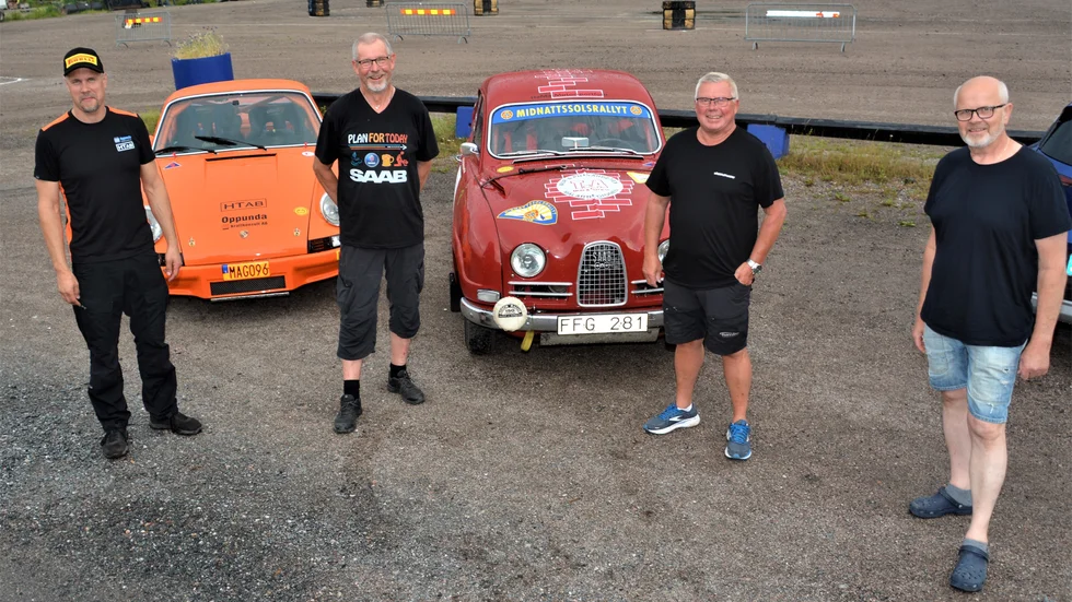 Per Göthberg, Porsche 911, Kenneth Jonsson, Saab tvåtakt, Dan Andersson, Suzuki Swift, från Eskilstuna MK och Mats Henningsson från SMK Södermanland som kommer till start i en Volvo Amazon. 