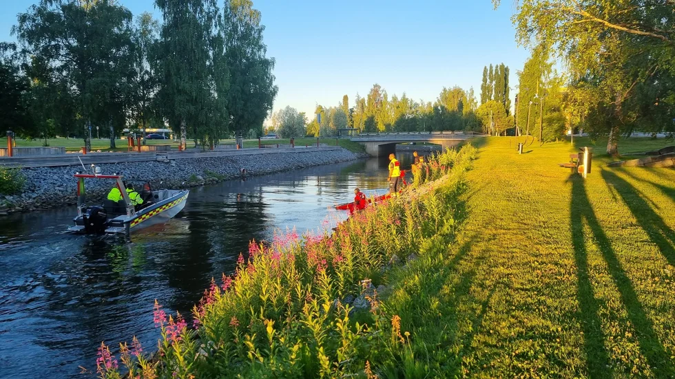 "Efter en stund påträffade vi mannen som låg på botten på cirka två och en halv meters djup, men det var för sent", säger Per Isaksson, räddningschef i beredskap.