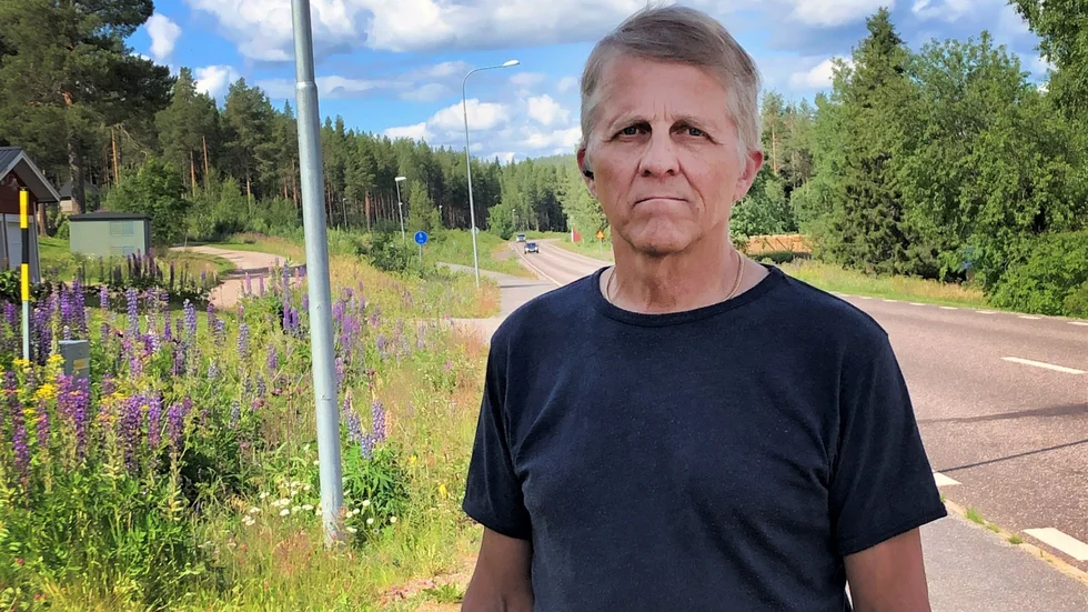 Hans Mörtberg, som bor i Sattajärvi och inte långt från olycksplatsen, uttrycker i dag ilska och besvikelse efter att Länsstyrelsen meddelat ett avslag på hans ansökan om lokala trafikföreskrifter och en hastighetsbegränsning på 60 km/h i anslutning till platsen. Bilden togs ett par dagar efter dödsolyckan.
