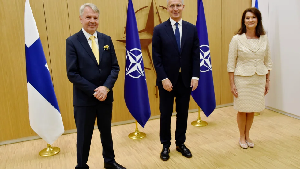 Sveriges utrikesminister Ann Linde och Finlands utrikesminister Pekka Haavisto med Natos generalsekreterare Jens Stoltenberg på Natos högkvarter. 