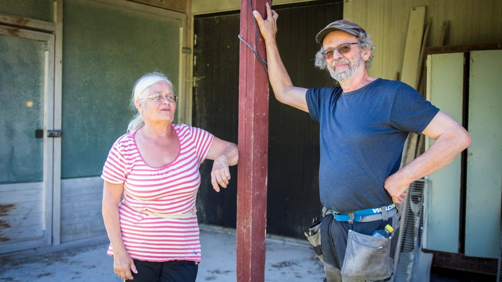 Ulla och Lasse Born på Båsbo ägg i Julita fick ställa om sin äggproduktion från kravmärkta till konventionella ägg för några år sedan. Under 2024 begärde de sitt företag i konkurs.