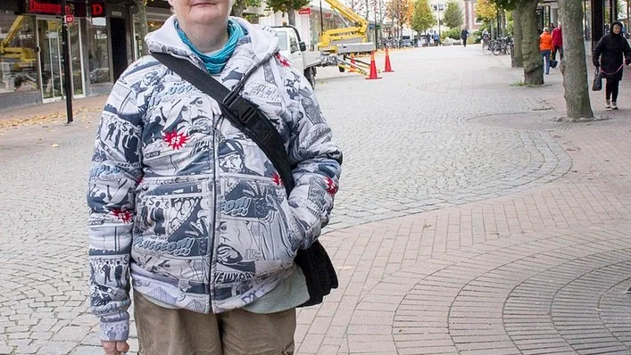 Rita Broberg på väg hem efter en inköpspromenad.