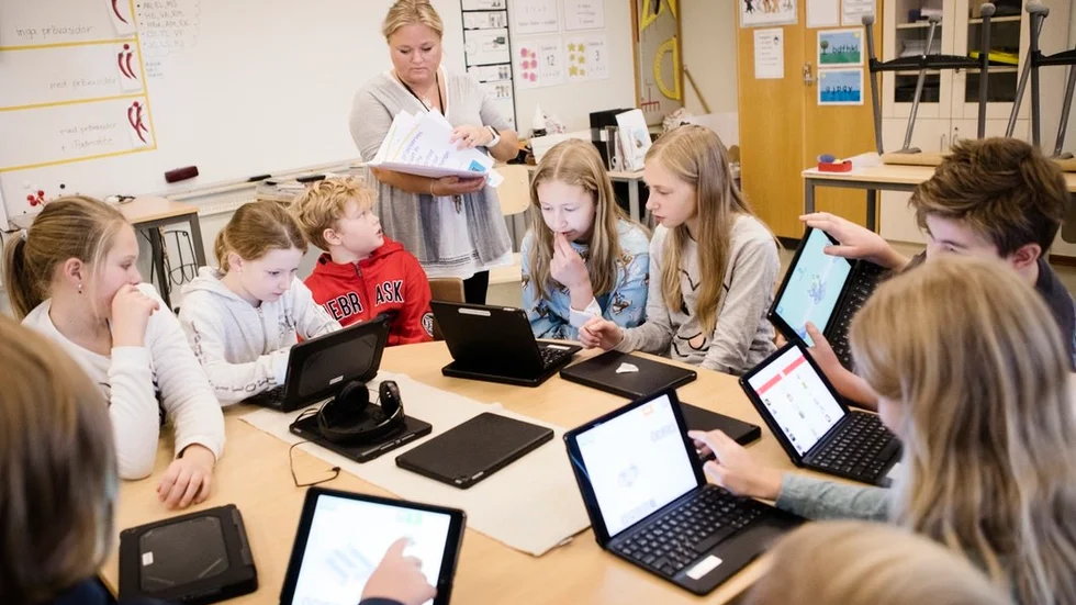 Forssjö skola använder digitala verktyg på flera olika sätt i undervisningen. Här arbetar några av skolans ambassadörer för informations- och kommunikationsteknologi och läraren Sofia Norén Berglund med programmering.