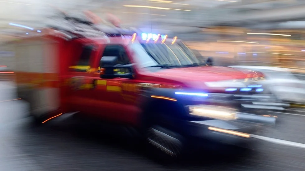 Förbipasserande kanotister upptäckte rökutveckling på Stora Tallholmen utanför Skebokvarn.