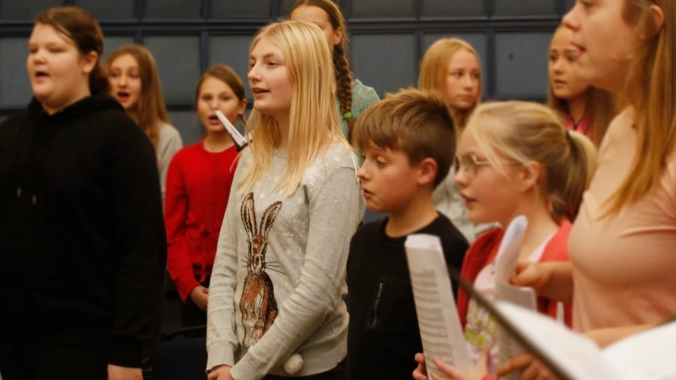 Signe Ädel, i grå tröja på bilden, har utsetts till lucia genom lottning. På tisdagskvällen repeterade hon och de andra i domkyrkans luciakör, inför den stora konserten med tillhörande kröning.