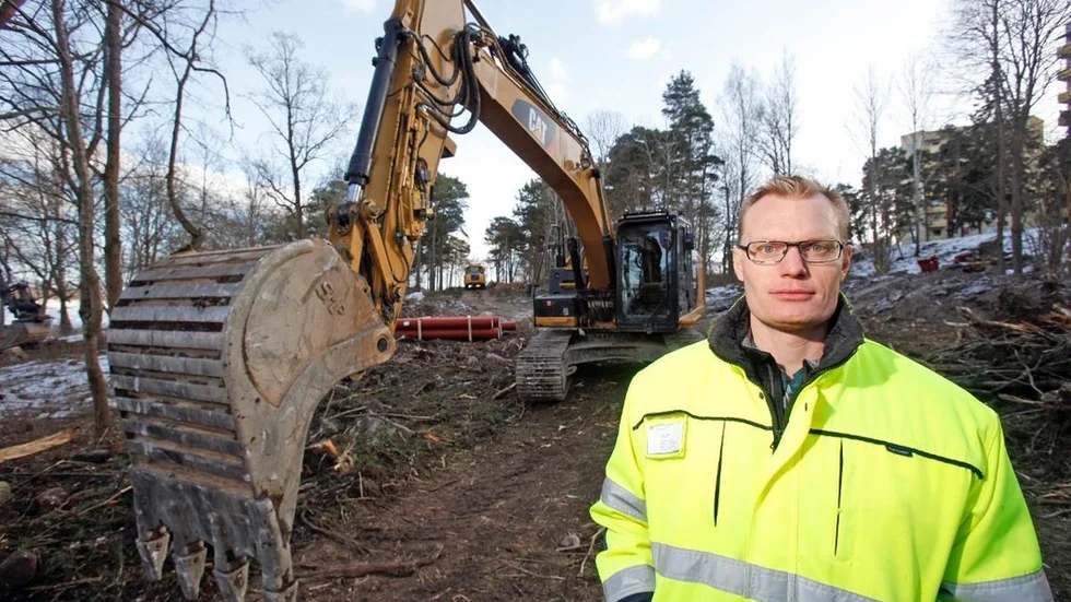 Krister Pihl berättar att den nya, förstärkta belysningen finns på plats. Han utesluter inte heller att gång- och cykelbanan vid gamla kyrkogården förses med asfalt.