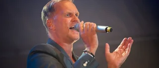 Gabriel tänder juleljusen