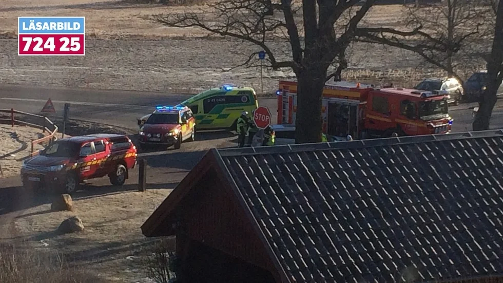 Räddningstjänst och ambulans dirigerades till olycksplatsen.