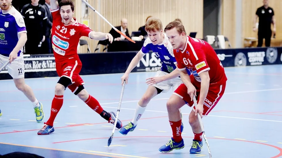 Pierre Hellström gör här 3–1 för SIBK medan lagkompisen Joakim Alfredsen gör en udda pose. Mellan dem syns Tobias Lindström som senare vände matchen med fyra raka mål för Salem.