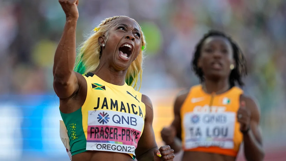 Shelly-Ann Fraser-Pryce, Jamaica, skriker ut glädjen efter VM-guldet i Eugene.