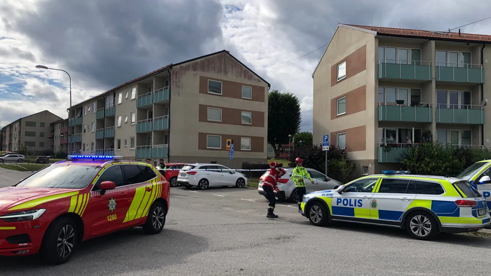 Polisen spärrade av ett stort område runt den drabbade byggnaden.