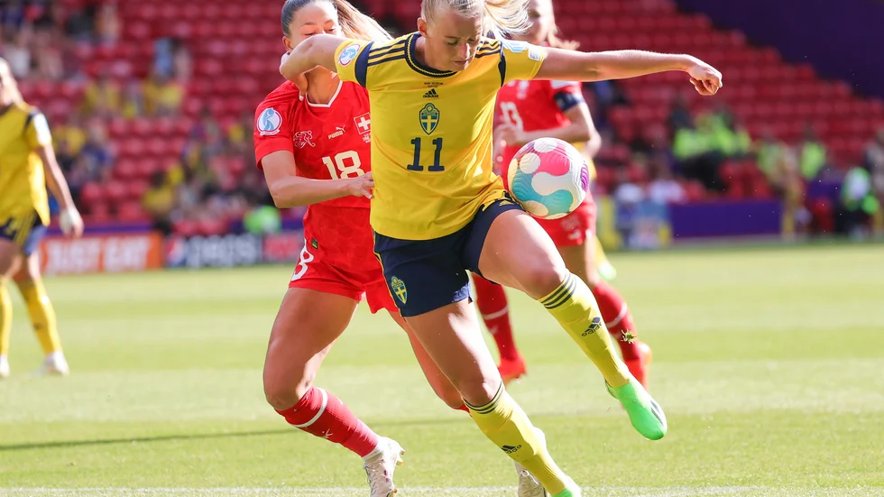 Stina Blackstenius i närkamp mot Schweiz. 