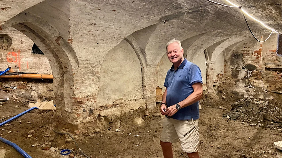 När grunden har stabiliserats ska valven, som någon gång har murats igen, tas upp igen. "Vi vill återskapa det som det en gång var", säger Christer Marklund, projektledare.