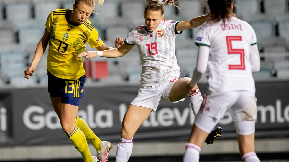 Sveriges Amanda Ilestedt och Ungerns Dóra Zeller. Arkivbild.