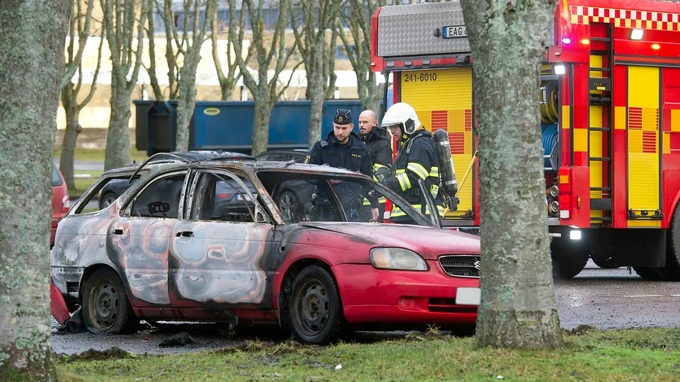 Branden var explosionartad och bilen blev snabbt övertänd. Polisens tekniker söker nu en förklaring till varför bilen började brinna.