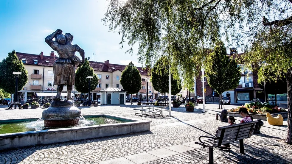 Sommartorget i Torshälla bjuder på underhållning men ingenstans att sitta.