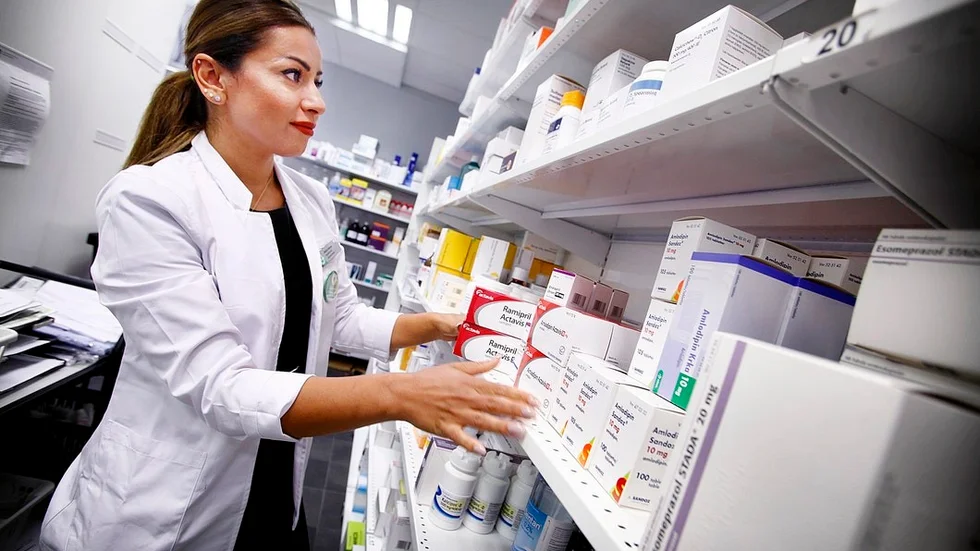 Apotekschefen Alena Haloya ser en tydlig ökning av användandet av blodtrycksmedicin de senaste åren. "Det gäller alla åldrar, från 40 år och uppåt", säger hon.