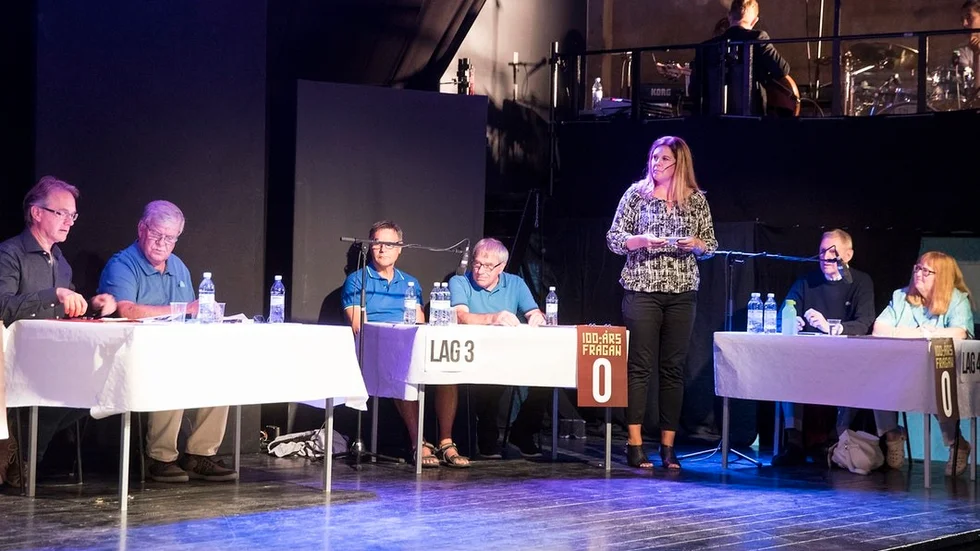 Reijo Eriksson och Kennert Björk i lag tre vann gårdagens frågetävling. Cissi Brunosson var konferencier för kvällen.