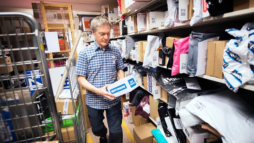Magnus Åberg är ansvarig för paketskötseln på ICA Nära i Stenkulla.