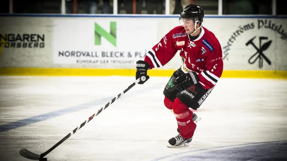 Erik Behm har bytt röd matchtröja mot blå. FOTO: SANDRA NORDIN