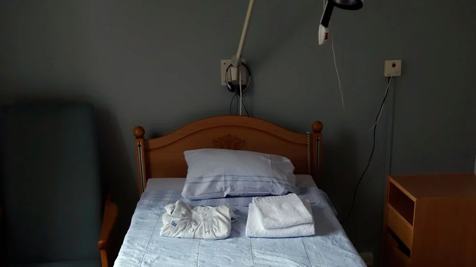 En dement, rullstolsburen patient på ett äldreboende i Strängnäs kommun fick uträtta sina behov hängande i en personlyft över sängen (bilden har inget med artikelns innehåll att göra).