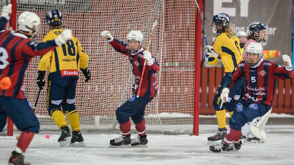 Emil Andersson i mitten och Markus Hast jublar efter ett av KVBS sju mål i segermatchen mot Blåsut.