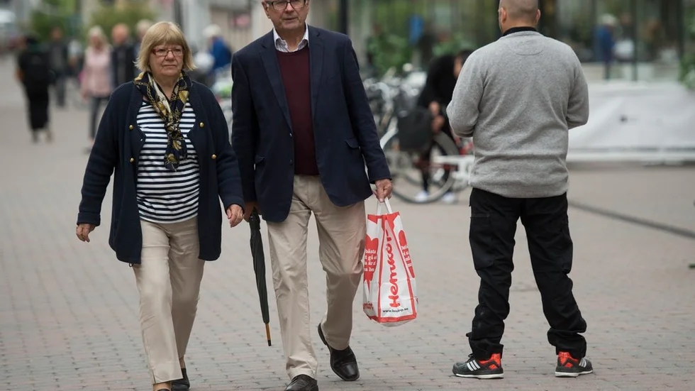 Eva och Lars Andersson var några av de Nyköpingsbor som gick på Västra storgatan på lördagen när nazistiska flygblad delades ut.