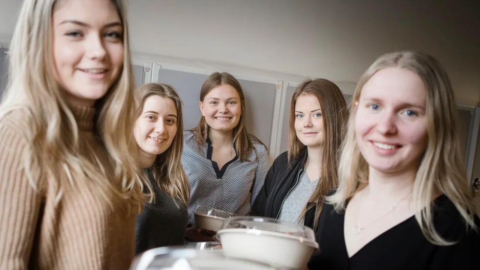 Felicia Rosenlund, Sofija Zec, Louise Hallgren, Adina-Li Persson och Frida Fredriksson har vunnit pris för sitt UF-företag.
