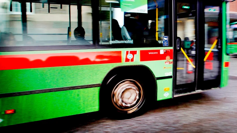 Fler måste ta bussen och återanvända pryar i stället för att ta bilden olika köpcentrum och köpa något nytt, skriver Jesper Bengtsson i sin krönika.