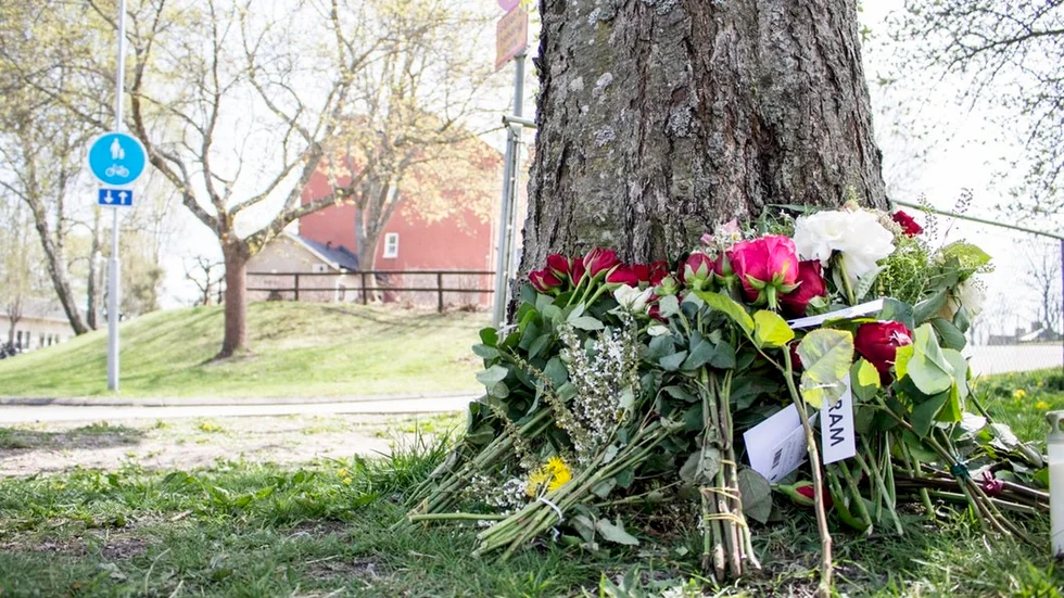 Blommor och ljus intill platsen vid Östra skolan i Katrineholm där en 35-åring sköts till döds i maj 2017. Nu har domen kommit och en 22-årig man döms för mordet. Katrineholms-Kuriren valde att namnge honom i samband med domen och chefredaktören redogör i krönikan för varför.