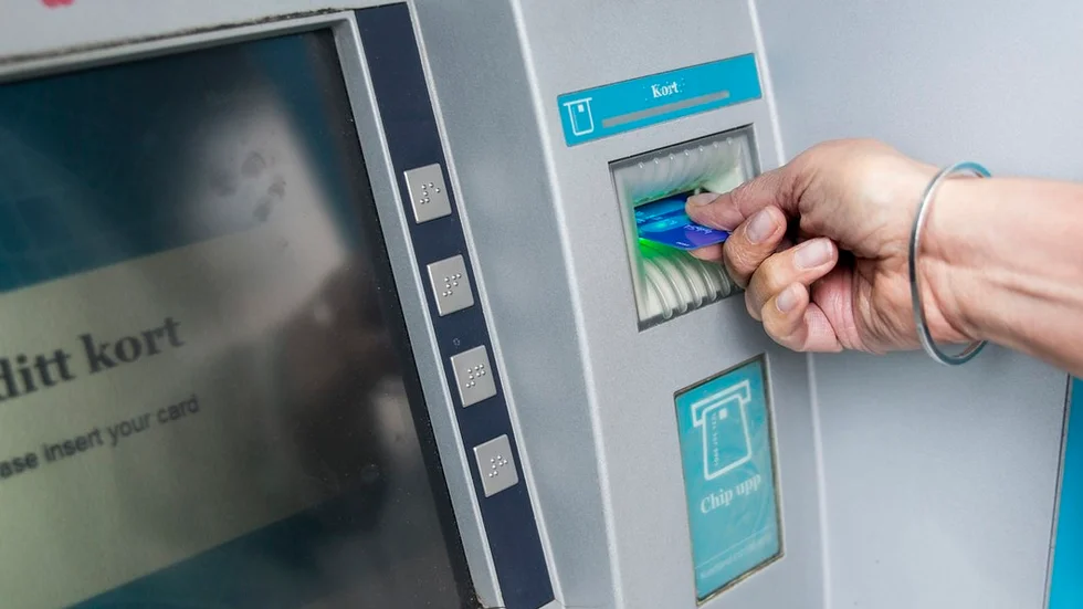 Bankomat AB:s VD skriver att kontantinfrastrukturen är avgörande för samhällsfunktionen och att det därför bör vara ett statligt ansvar, i stället för ett regionalt.