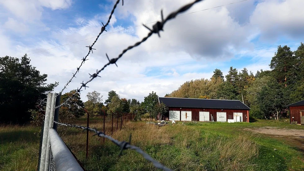 Åtta personer i åldrarna 26–61 år åtalades i samband med vapenhärvan som rullades upp i januari, tidigare i år.