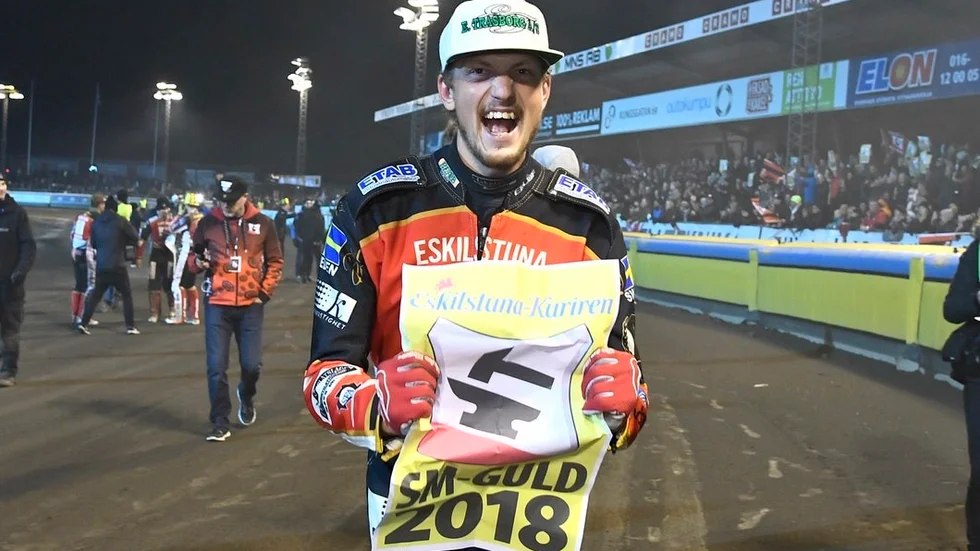 Linus Eklöf skriker ut sin glädje efter att Smederna säkrat sitt andra raka SM-guld.