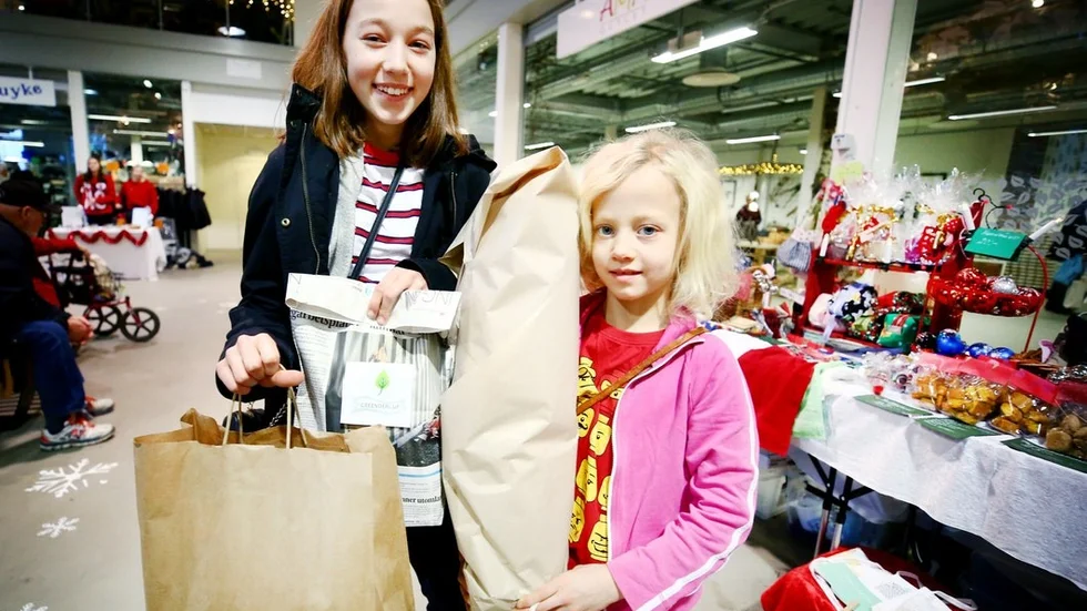 Systrarna Elsa och Signe Johansson julshoppade på Retunas julmarknad.