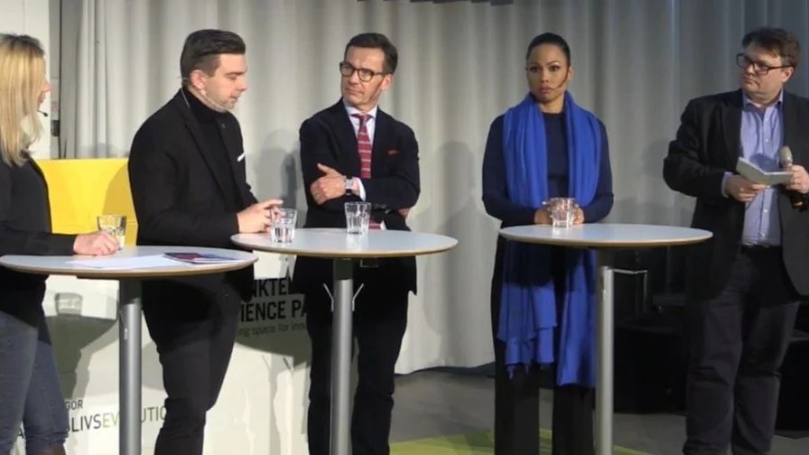 Eva Burman, Eskilstuna-Kurirens chefredaktör och ansvariga utgivare, Jimmy Jansson (S), kommunstyrelsens ordförande i Eskilstuna, Ulf Kristersson (M), partiledare, och Alice Bah Kuhnke (MP), kultur- och demokratiminister, debatterade om det fria ordet är hotat, under ledning av Olof Jonmyren, politisk redaktör på Södermanlands Nyheter.