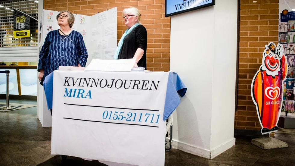 Lena Lindström och Elisabeth Lindeskov visade upp Kvinno-och tjejjouren Miras verksamhet på gallerian Västerport under Internationella Kvinnodagen.
