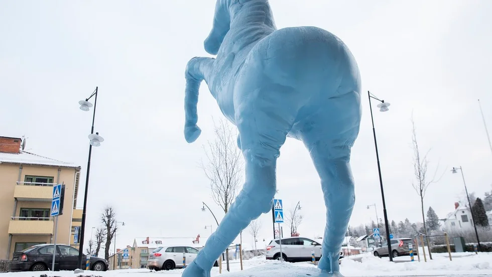 Konstnären Ruben Wätte har intresserat sig för debatten kring "Big blue", den blå hästen i Katrineholm
