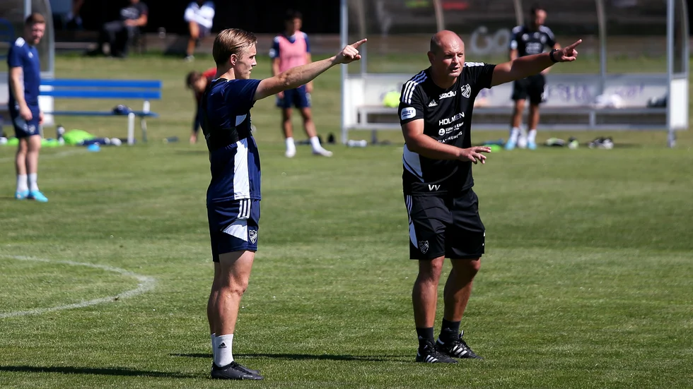 Vedran Vucicevic och hans IFK Norrköping har bedrivit en del av förberedelserna på Himmelstalunds naturgräs, i och med att det är gräsunderlag som gäller borta mot IFK Göteborg under måndagen. 