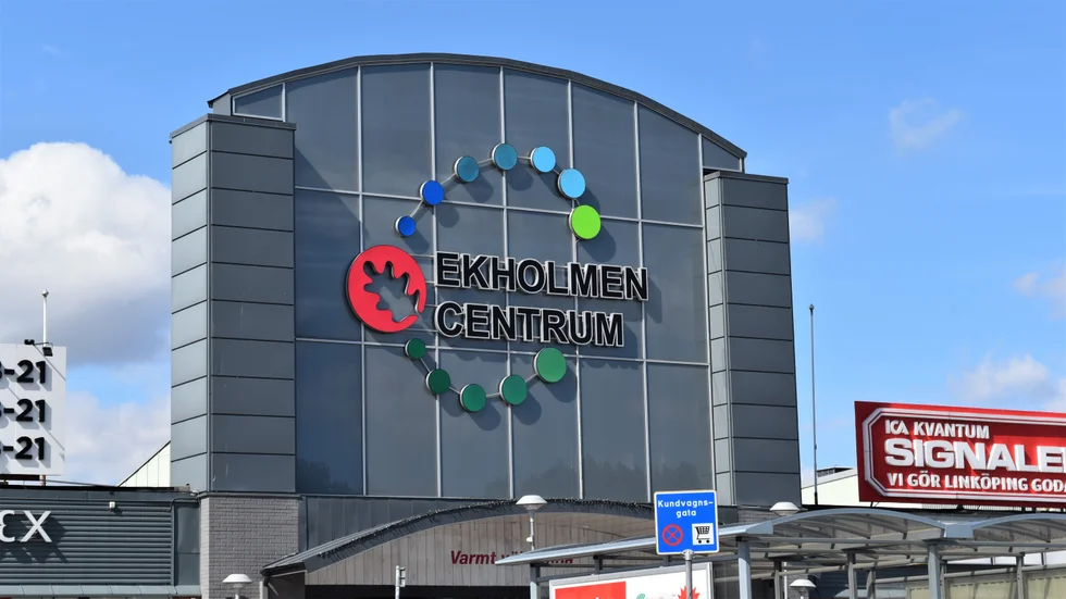 En 65-årig man har dömts för att ha hotat en man på Ekholmens centrum. 