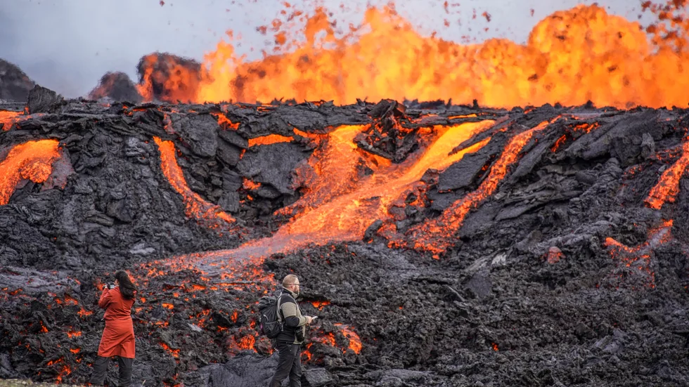 Het lava började i onsdags välla ut från en trång spricka i Fagradalsfjäll, drygt 30 kilometer från huvudstaden Reykjavik.