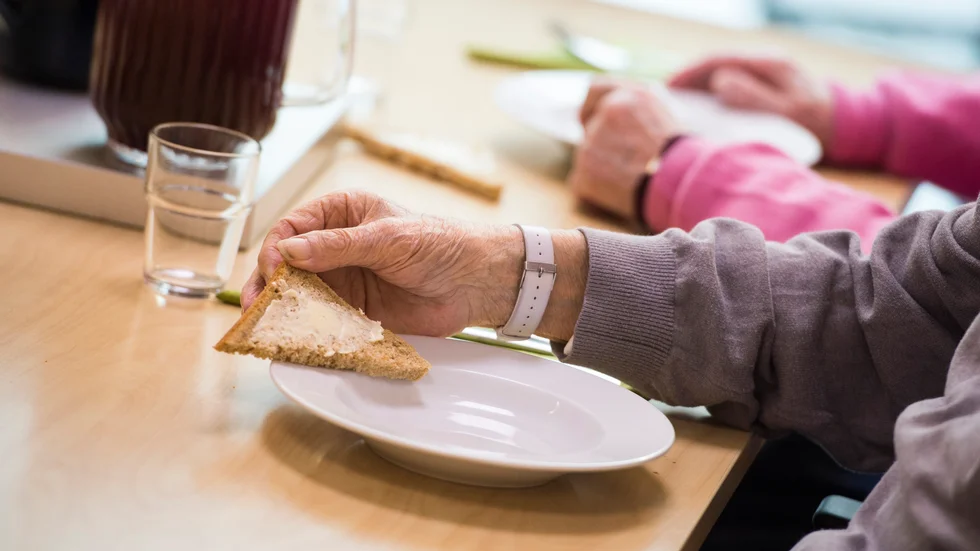 "Jag skulle önska att det fanns utrymme för till exempel en promenad ute i friska luften" skriver Ewa Callhammar om äldreomsorgen.
