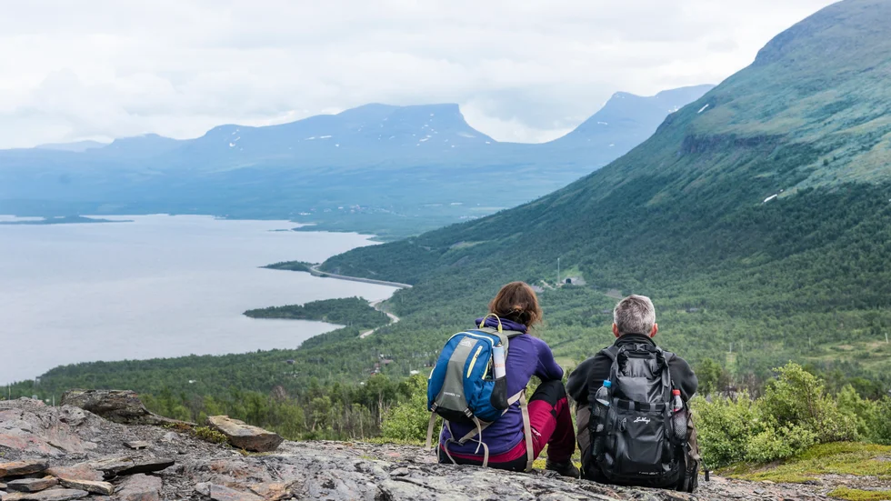 Fjällvandring i Björkliden med utsikt över Lapporten. Arkivbild.
