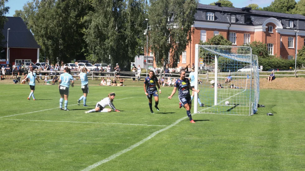 P18 fick vänta länge på målen, men i 53:e matchminuten kunde Camilla Ronström spräcka målnollan.