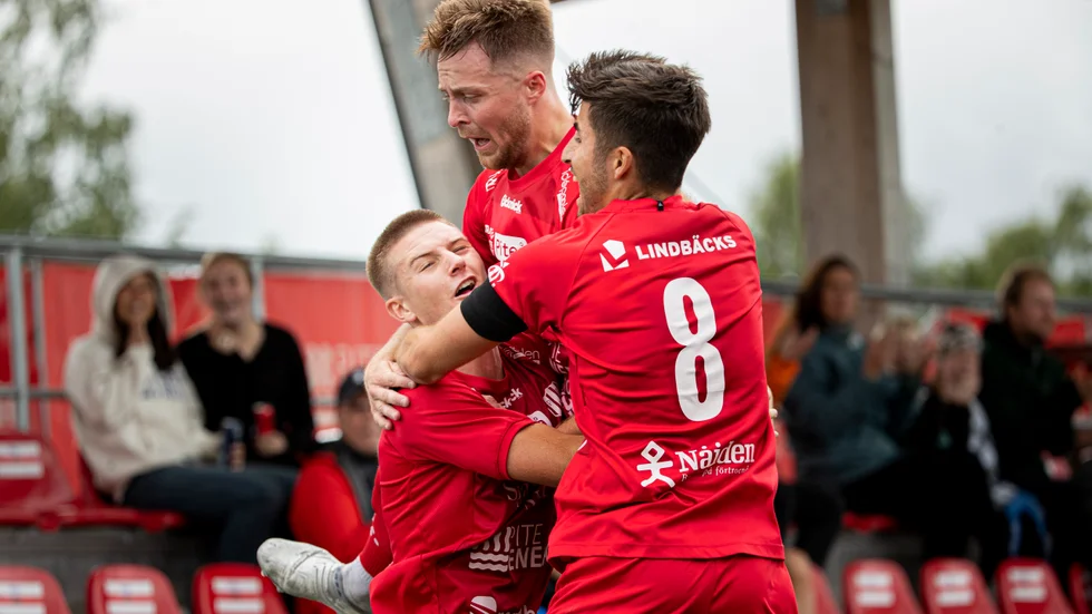 Siavash Jamehdar firar med Fredrik Johansson och William Videhult efter den sistnämndes 1–0-mål.