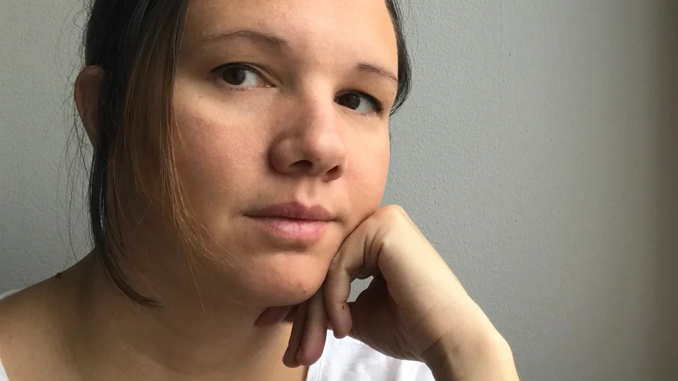 Någon stal två av Therese Livonnes tavlor från stadsbiblioteket. "Jag blev jätteledsen och chockad", säger Therese Livonne. 
